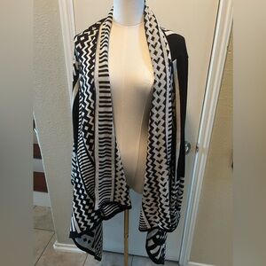 Aztec design sweater size 3X. Black and white